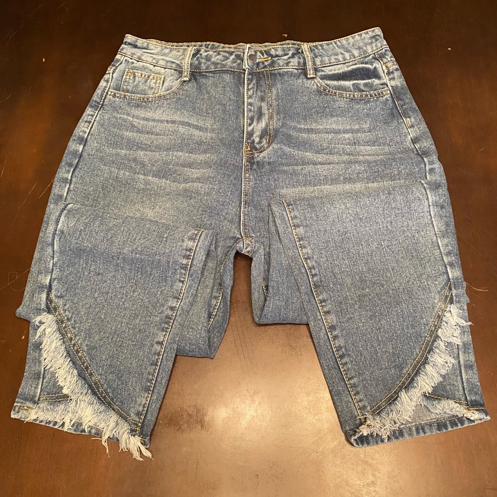 Brand new! Never worn! Cute ankle detail jeans.